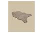 Un tapis en fausse fourrure beige de forme irrégulière sur un fond beige.
