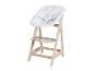 Chaise haute Roba avec cadre en bois clair et transat bébé matelassé blanc.