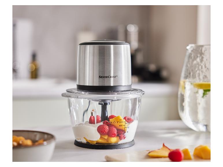 Een Silvercrest keukenmachine met mango, frambozen en room