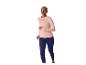 Vrouw in perzikkleurig sportshirt met lange mouwen en marineblauwe legging, aan het hardlopen.