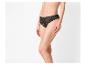 Femme portant une culotte en dentelle noire, vue de côté.