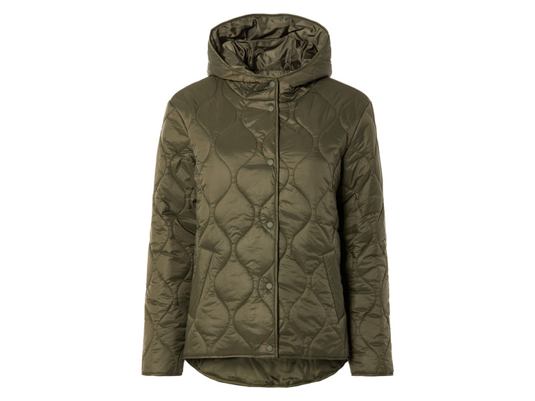 Une veste matelassée verte à capuche.