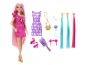 Barbiepop met lang roze haar, in een roze jurk, met accessoires waaronder een paarse jurk, schoenen en hairextensions.