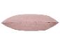 Un coussin rose avec de fines rayures.