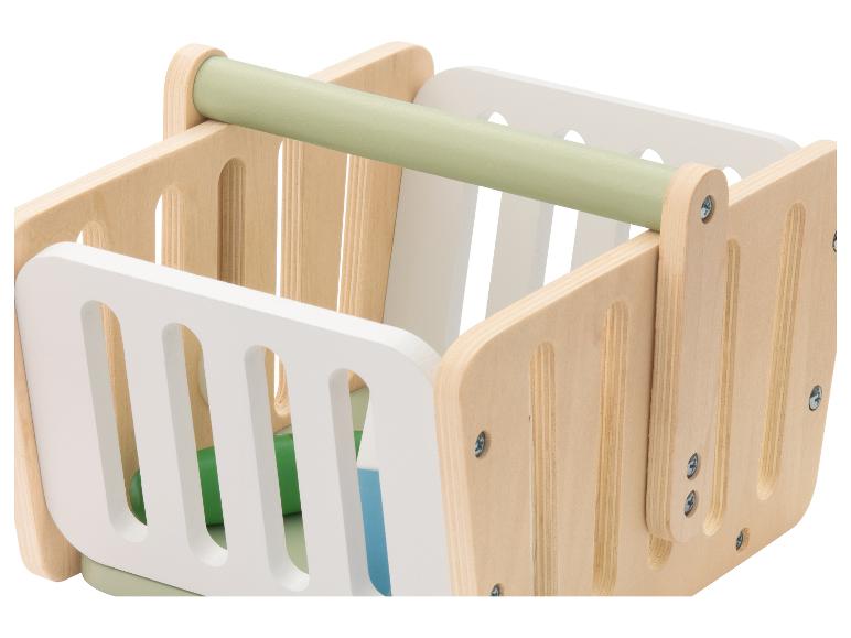 Panier de courses en bois avec poignée verte et côtés blancs à fentes.