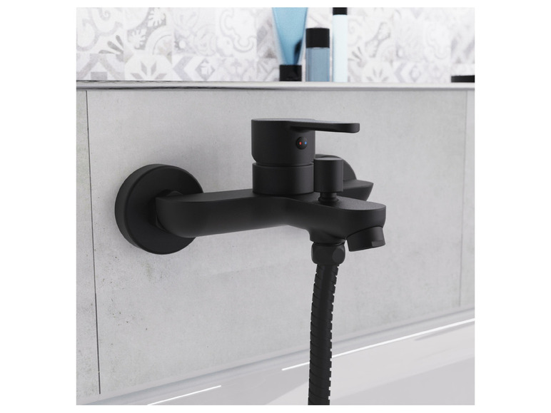 Un robinet de salle de bain noir avec une douchette extractible.