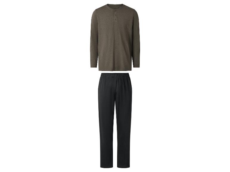 Herren pyjama: bruin henley shirt en zwarte broek.