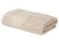 Opgevouwen beige badhanddoek met een decoratieve streep