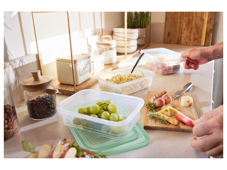 Transparante voedselcontainers met fruit en kaas, en een 'Salt Everyday' kruidenpotje.