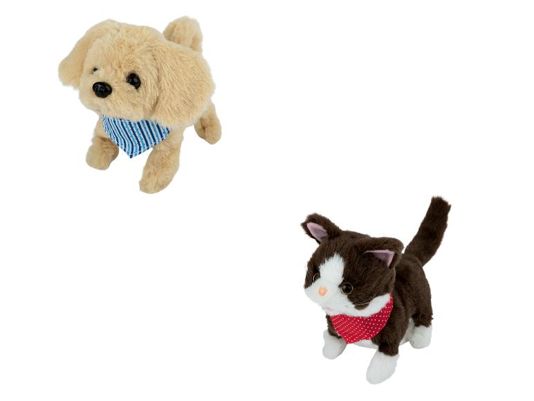 Een pluche hond en kat met bandanas.