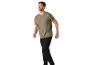 T-shirt et pantalon de survêtement : look décontracté.