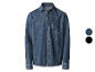 Een donkerblauw denim overhemd met lange mouwen.
