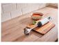 Mixeur plongeant Silvercrest, bol de soupe de tomates et basilic sur une planche en bois.