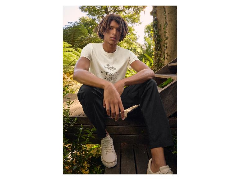 T-shirt en sneakers: casual look in een botanische tuin.