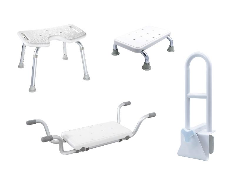 Trois accessoires de salle de bain : un tabouret de douche, un marchepied et une barre d'appui.