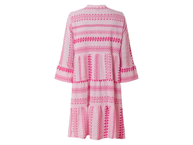 Lange roze jurk met fuchsia geometrisch patroon.
