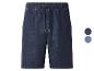Shorts en jean pour homme avec taille élastique et cordon de serrage, disponibles en bleu foncé et bleu clair.