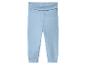 Lichtblauwe babybroek met geribbelde textuur en brede, omvouwbare tailleband.