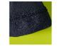 Detail van zwarte fleece en geribbelde stof met stiksel op een limoengroene achtergrond.