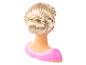 Tête de poupée aux cheveux blonds coiffés en chignon tressé et un haut rose