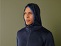 Un sweat à capuche bleu marine avec des accents bleus.