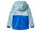 Achterkant van een blauw softshell jack voor kinderen met een reisprint.
