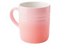 Een roze Le Creuset mok met een ombre-effect.
