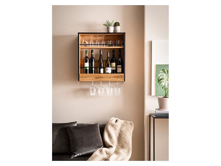 Houten en metalen wandrek voor wijn met flessen, glazen en decoratieve planten.