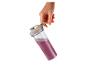 Hand houdt een transparante shakerfles met een paarse smoothie vast.