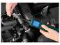 Handen gebruiken een Parkside-diagnosetool om een automotor te testen.