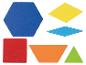 Formes géométriques en bois colorées : hexagone bleu, losanges jaune et bleu, carré rouge, trapèze orange et triangle vert.