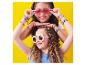 Deux filles avec des bracelets colorés et des lunettes de soleil.