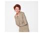 Femme rousse portant un ensemble de loungewear beige avec une veste et un pantalon assortis.