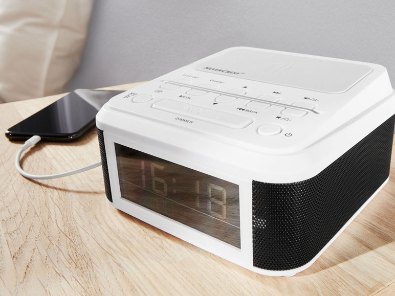 Een witte SilverCrest radiowekker met een smartphone die oplaadt