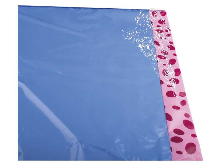 Een blauwe en roze plastic zak met rode stippen.