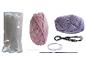 Kit de crochet avec fil rose et violet, rembourrage, crochet et accessoires.