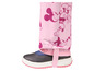 Roze Mickey Mouse winterjas met zwarte schoenen.
