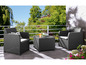 Deux chaises en osier grises et une table basse sur un balcon.