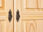 Twee houten deuren met antieke messing handvatten.