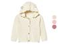 Witte gebreide trui met capuchon voor baby's.