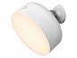Witte wandgemonteerde LED-lamp met aan/uit-symbool, verlicht.