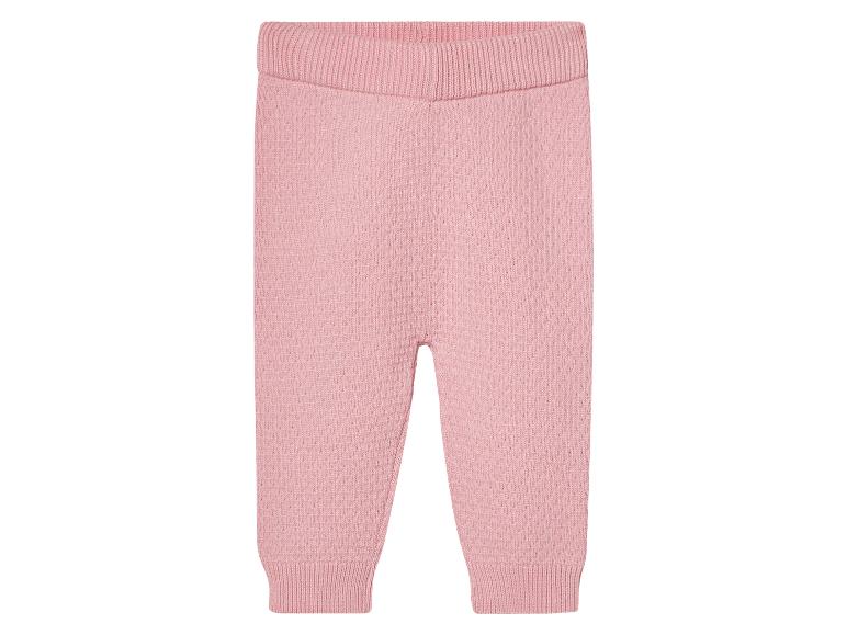 Pantalon en tricot rose pour bébé.