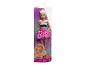 Barbie pop in verpakking, gekleed in een zwart-wit top en een roze rok.