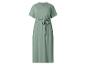 Saliegroene maxi-jurk met V-hals en strikceintuur.