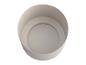 Pot rond en plastique beige avec trou de drainage