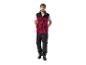 Homme en gilet à carreaux rouge et noir, pantalon de travail noir et bottes.