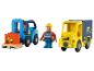 Speelgoed voor transport: een gele bestelwagen, een blauwe vorkheftruck en werknemersfiguren.