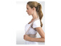 Une femme porte un soutien dorsal beige.