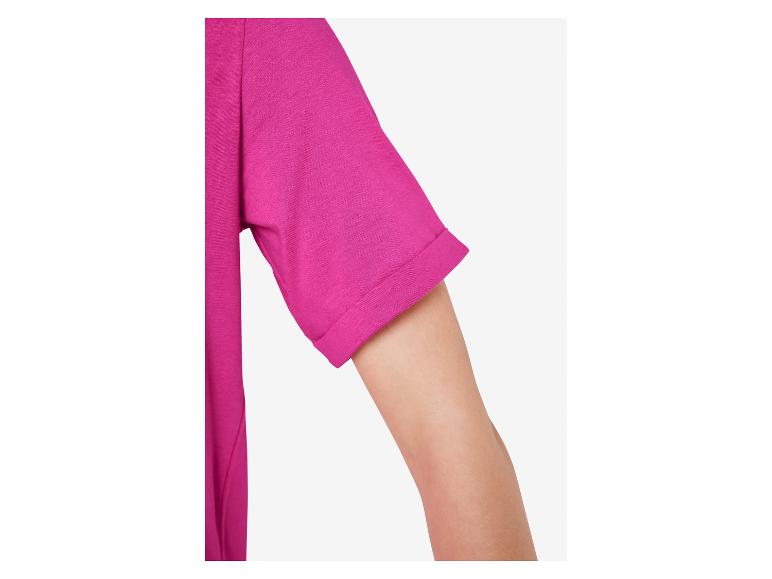Detail van een roze t-shirt met korte mouwen.