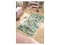 Tapis de jeu pour enfants avec rues de ville et voitures, boîte à jouets rose et étagère.